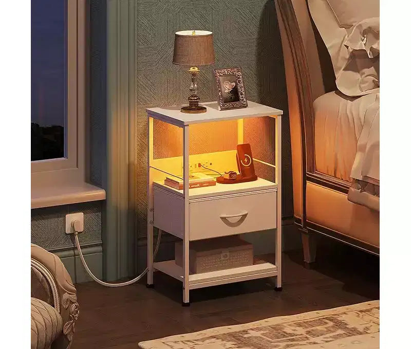 Comodino a LED con stazione di ricarica, cassetto in tessuto regolabile, comodino a 3 ripiani per camera da letto