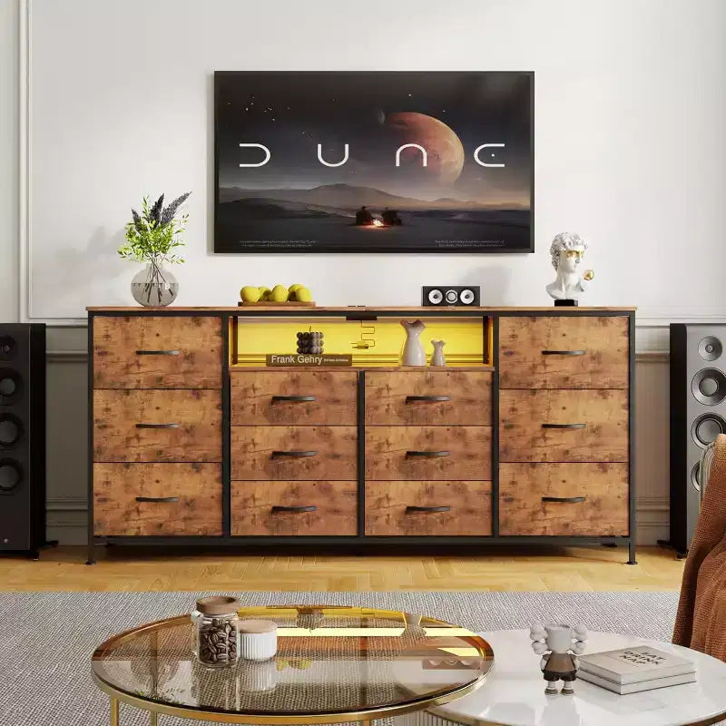 Mobile TV comò da 63 pollici con 12 cassetti, cassettiera in tessuto con stazione di ricarica e luci LED, ripiani aperti per TV da 65-75 pollici, centro di intrattenimento moderno