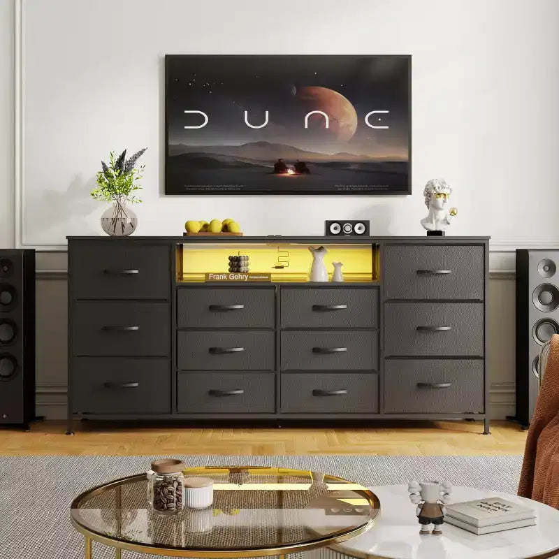 Mobile TV comò da 63 pollici con 12 cassetti, cassettiera in tessuto con stazione di ricarica e luci LED, ripiani aperti per TV da 65-75 pollici, centro di intrattenimento moderno