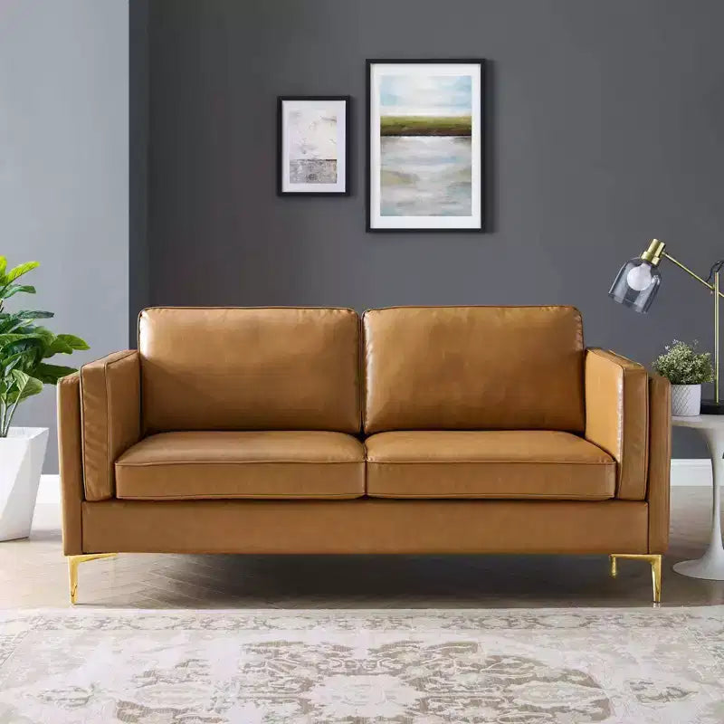 Divano in ecopelle, color cuoio - Design moderno di metà secolo, dettagli in metallo dorato, imbottitura in schiuma ad alta densità